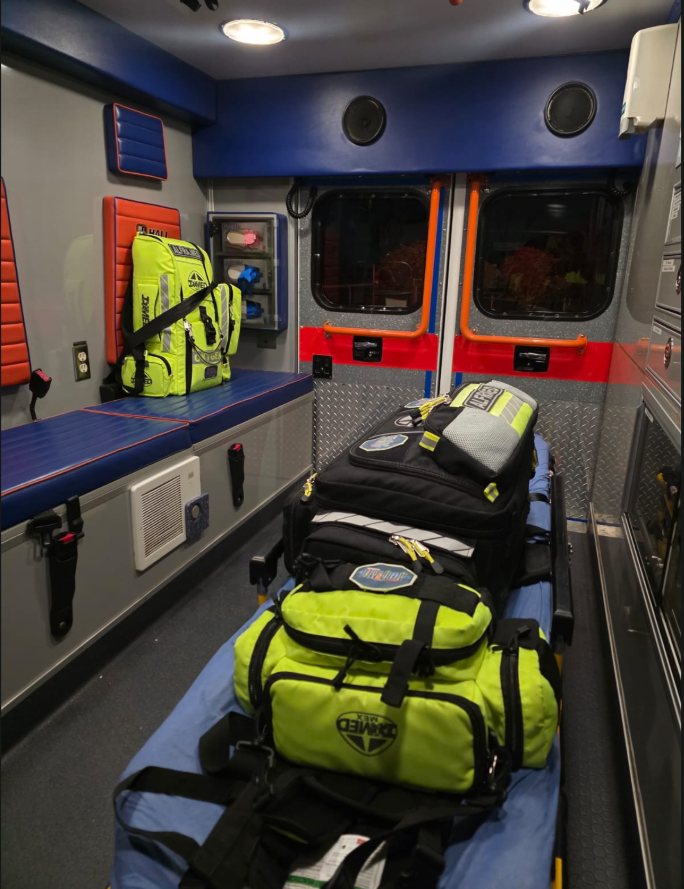 Interior equipado de ambulancia ALFRAMED